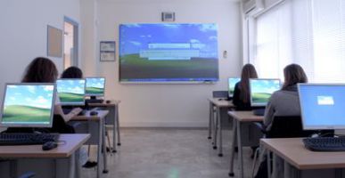 Μαθητές στην αίθουσα υπολογιστών